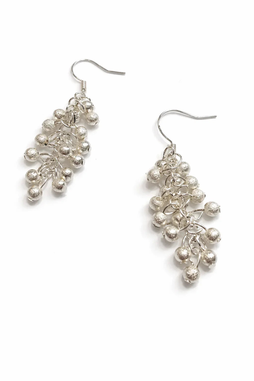 Boucles d'oreilles pendantes en métal argenté avec perles texturées, design élégant