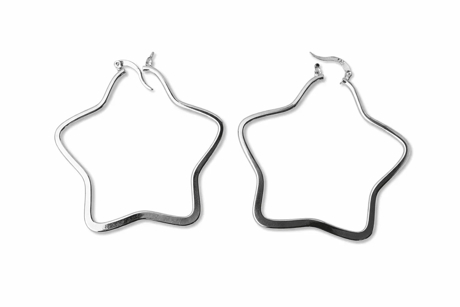 Boucles d'oreilles grandes étoiles argentées au design moderne minimaliste